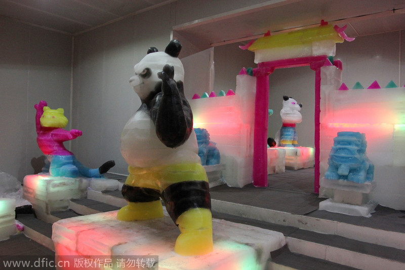 Wuhan Wanda Plaza Development Company Ltd exhibe una escultura de hielo en el apartamento modelo, perteneciente a un edificio de Wuhan, Hubei. 17 de agosto de 2014. [Foto/IC]
