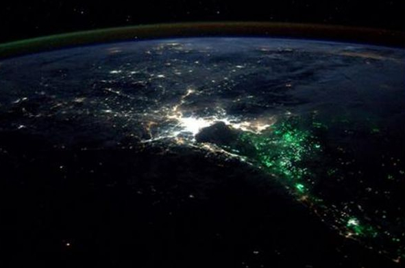 ¿Qué son las extrañas luces verdes que se ven desde el espacio?