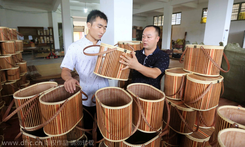 Sábanas, cestos de basura y cajas de regalo hechas de bambú se exportan a los países del sudeste asiático. Rongan, Liuzhou, Guangxi Zhuang. 18 de agosto de 2014. [Foto/IC]