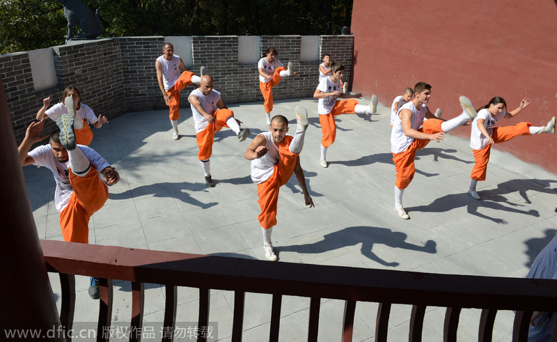 Un estudiante extranjero practica Kung Fu en Shaolin, Dengfeng, Henan. [Foto/IC] 