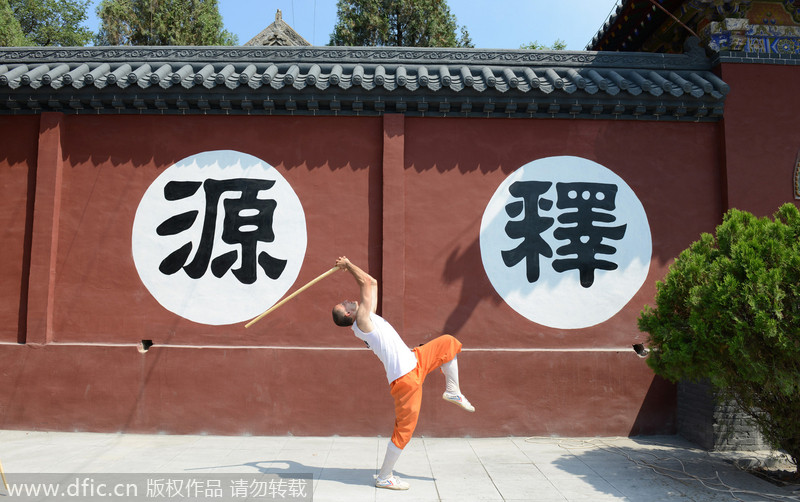 Un estudiante extranjero practica Kung Fu en Shaolin, Dengfeng, Henan. [Foto/IC] 