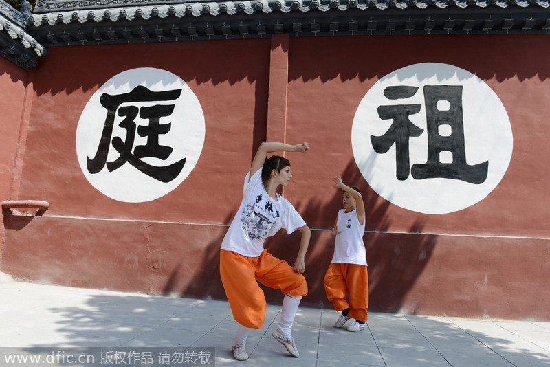 Un estudiante extranjero practica Kung Fu en Shaolin, Dengfeng, Henan. [Foto/IC] 