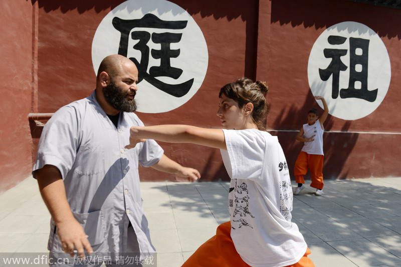 Un estudiante extranjero practica Kung Fu en Shaolin, Dengfeng, Henan. [Foto/IC] 