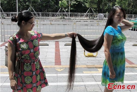 Subasta su cabello para ayudar a la infancia