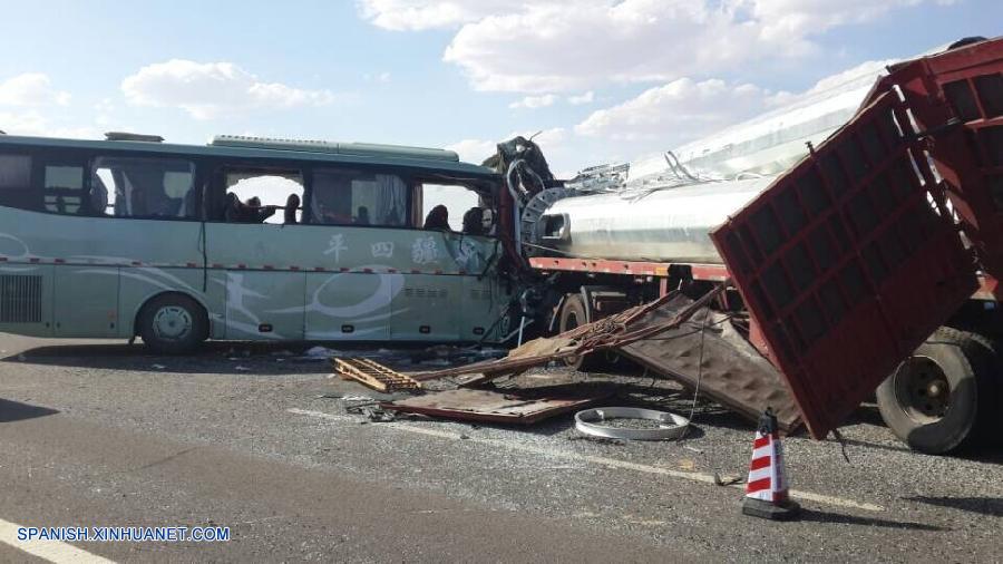 Choque frontal entre autobús y camión deja 13 muertos en noroeste de China
