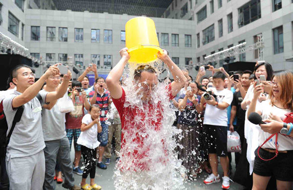 Zhou Hongyi, fundador de la compañía de software 360, participa en el "Ice Bucket Challenge". El reto, en el que los participantes se atreven a vertir un cubo de agua helada sobre su cuerpo, está dirigido a recaudar fondos para los pacientes con ELA, un trastorno neurodegenerativo.