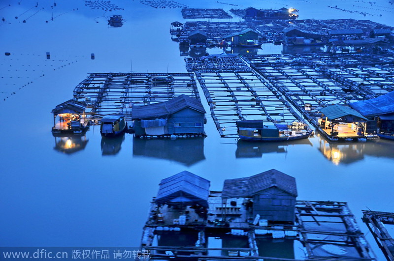 Xiapu, pueblo de pescadores en Fujian, se conoce como la "Venecia marina". Sus casas fueron construidas a lo largo de la playa y la mayoría de los pescadores vivían en los barcos . Muchos de ellos todavía viven en sus naves. [Foto: IC] 