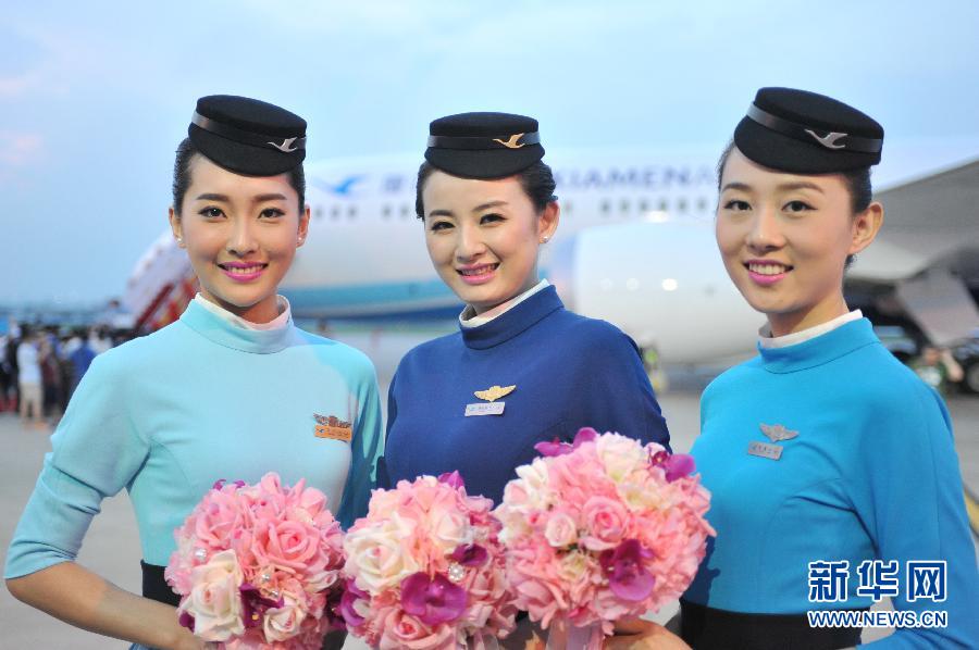 Azafatas lucen sus nuevos uniformes. Con la llegada de su primer Boeing 787, Xiamen Airlines se ha convertido en la tercera línea aérea china que opera un Boeing 787