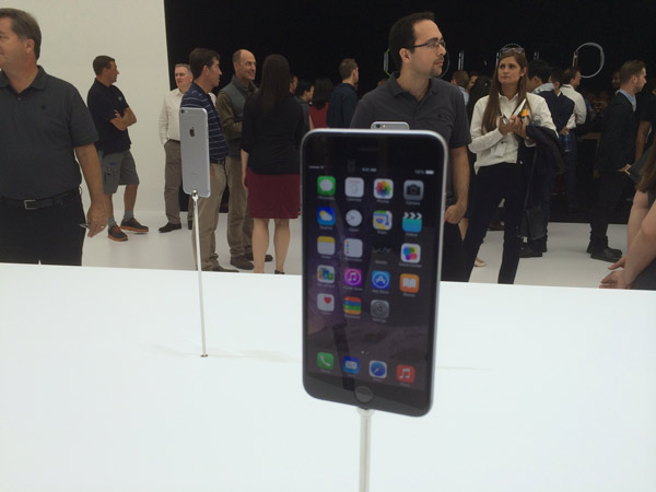 Apple presenta iPhones más grandes y nuevo reloj