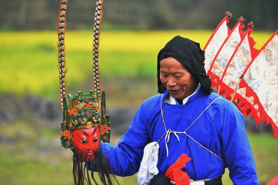 Un artista ensaya en el pueblo de Anshun, en Guizhou.