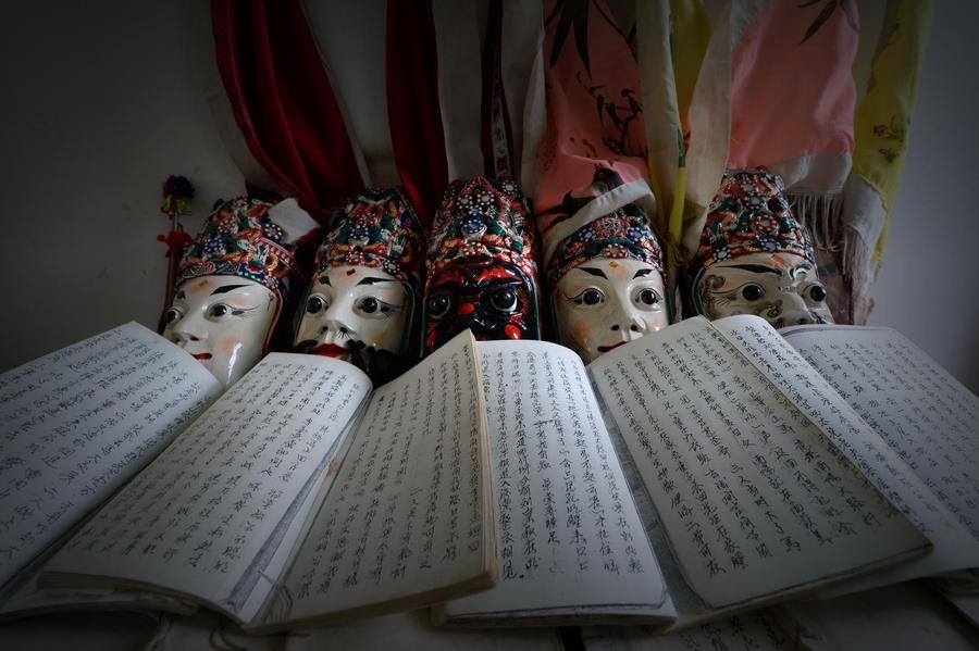 Foto tomada el 24 de julio Zhan Xueyan. maestro de la ópera de Anshun, muestra el maquillaje facial y algunos elementos escénicos.