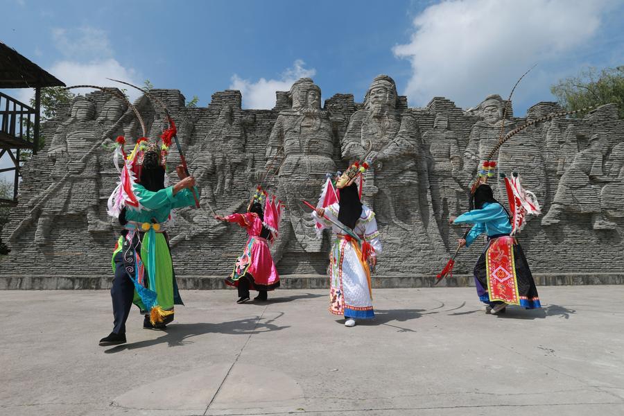 Actores interpretan una obra en un museo de las tradiciones de Anshun, Guizhou.