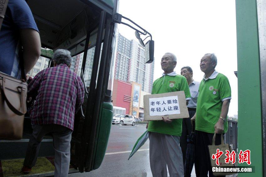 "Muerte por asiento de autobús" de anciano chino polariza opinión 2