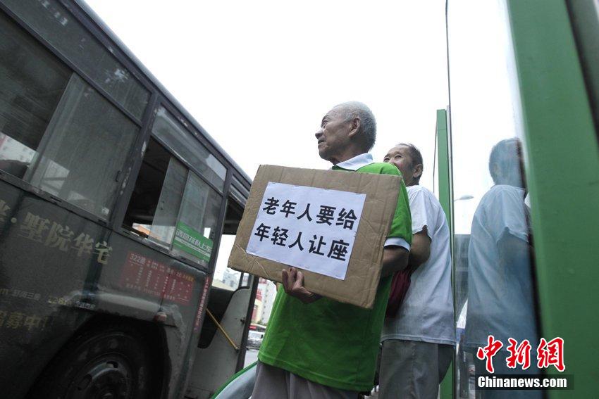 "Muerte por asiento de autobús" de anciano chino polariza opinión