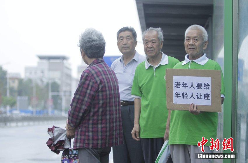 "Muerte por asiento de autobús" de anciano chino polariza opinión 