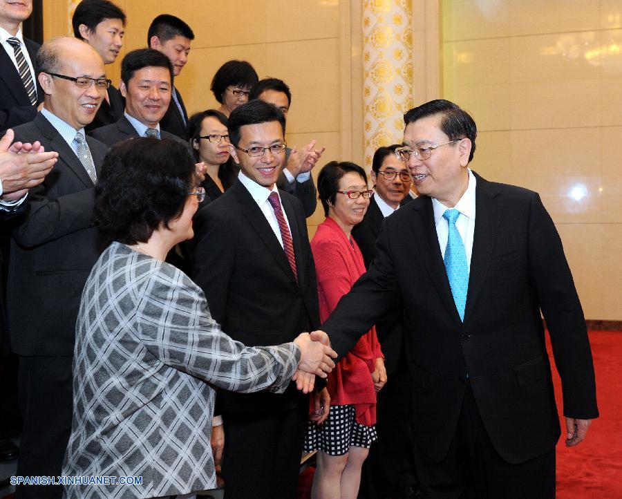 Máximo legislador se reúne con delegación de Hong Kong