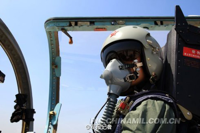 Mujer piloto de combate de la fuerza aérea china