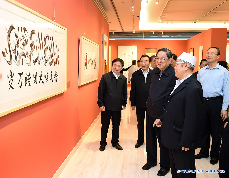 Máximo asesor político visita exhibiciones por aniversario de CCPPCh