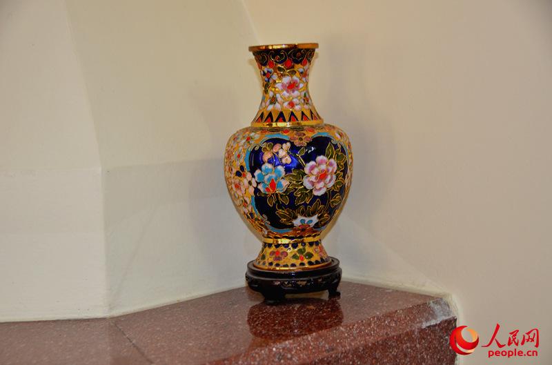 Un par de floreros de cerámica proveniente de China se colocan en el lugar más llamativo de la casa de Celus, y en la foto se muestra uno de ellos. (Foto: Jia Xingpeng)