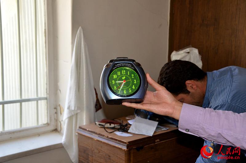 El pequeño reloj de alarma en la casa de Celus viene de China. (Foto: Jia Xingpeng)