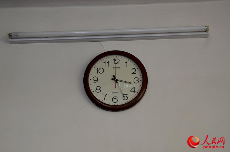 Celus presentó a los reporteros que el reloj colocado en la pared también vino de China. (Foto: Jia Xingpeng)
