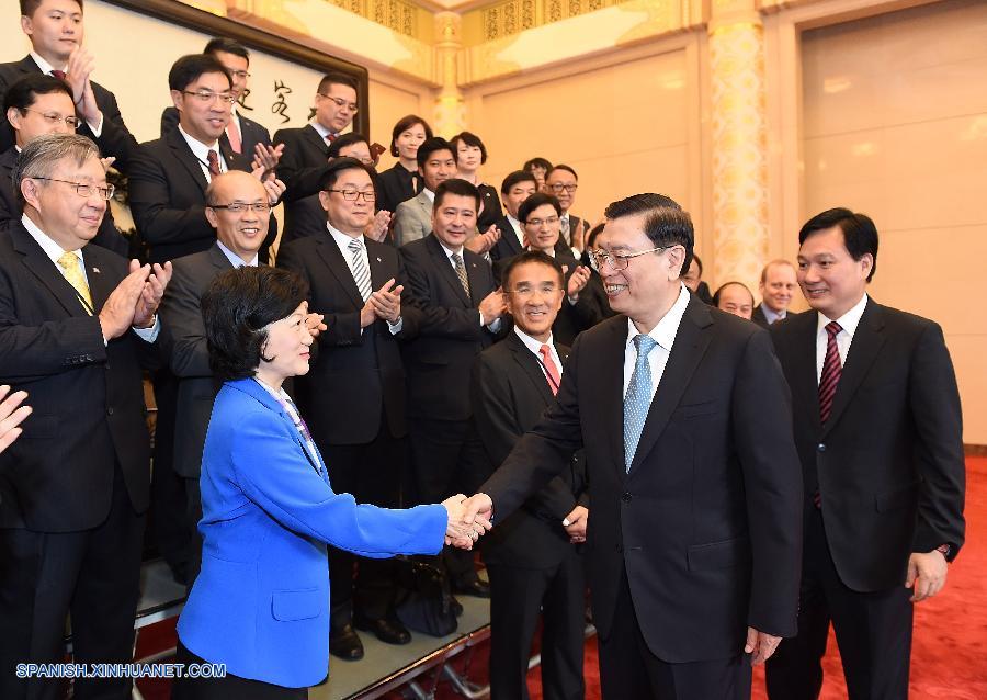Máximo legislador chino destaca progreso democrático y económico en Hong Kong 
