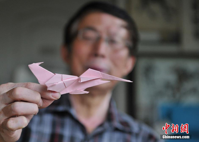 Hombre de 70 años fabrica 10.000 aviones de papel