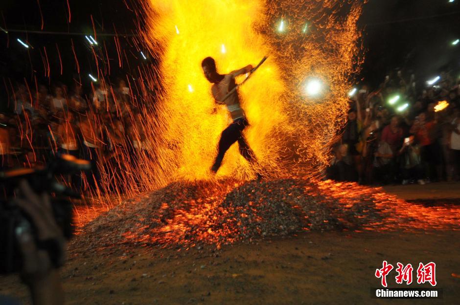 Tradición de 'andar sobre el fuego' en Zhejiang
