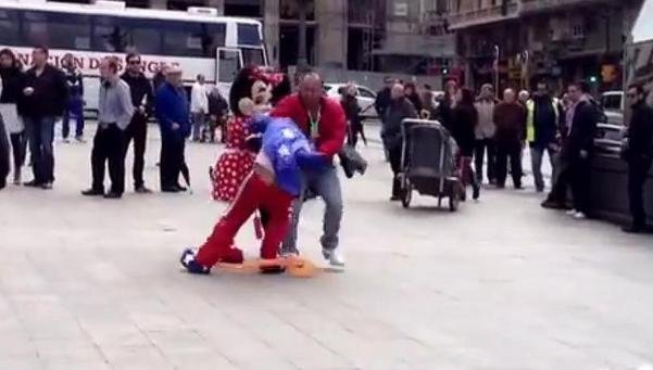 Mickey y Minnie golpean a un turista en el centro de Madrid