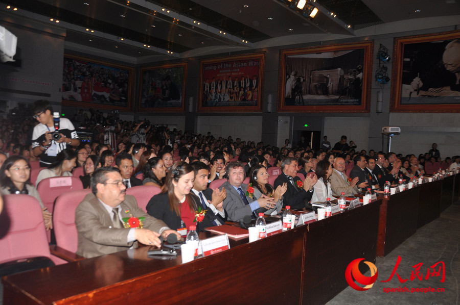 Los diplomáticos extranjeros provenientes de quince países participan en Foro "El Poder de la Lengua"  (Foto: Liu Xuxia)