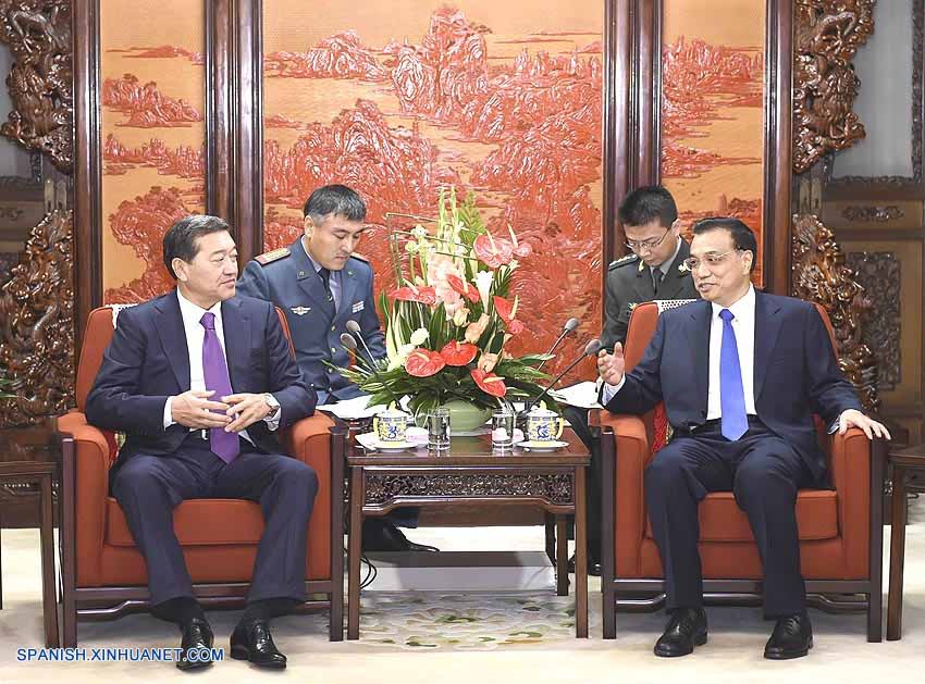 China promete fortalecer cooperación en defensa con Kazajistán