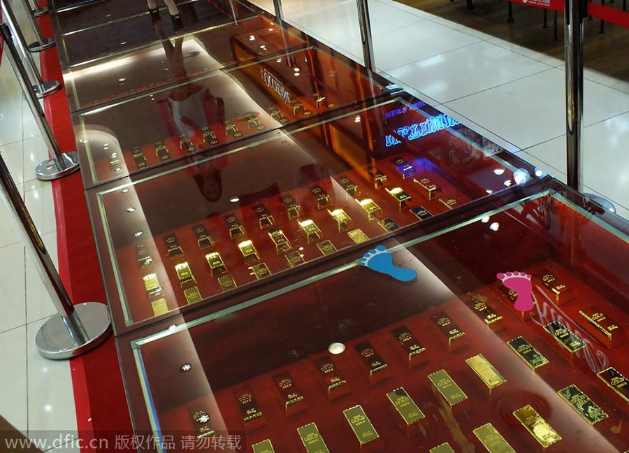 Pasarela de lingotes de oro en un centro comercial de Yichang, Hubei, el 21 de septiembre de 2014. [Foto/IC]
