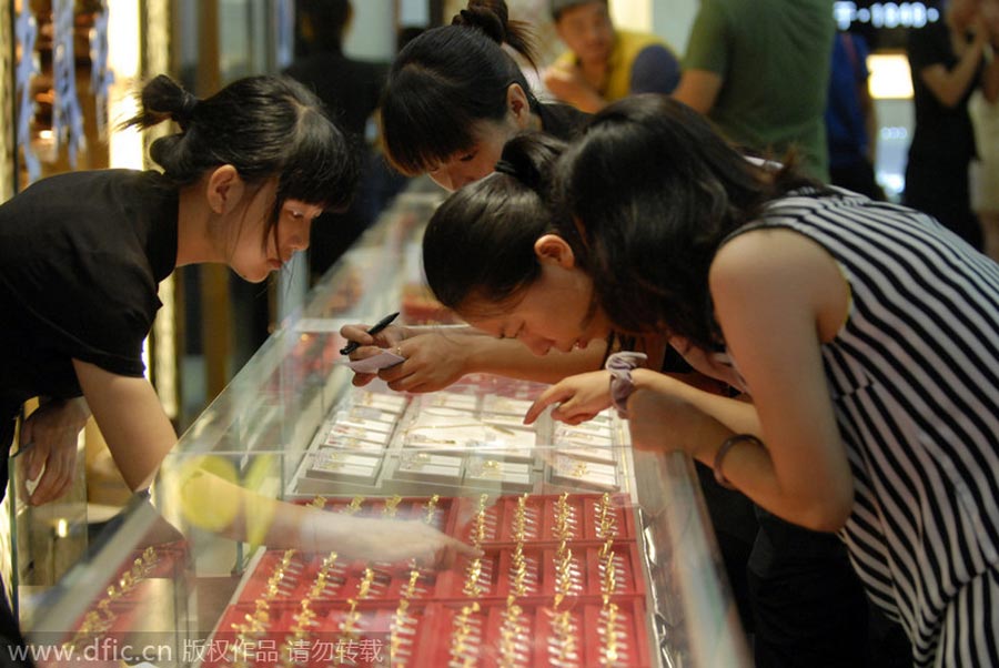 Una vendedora atiende a clientes en una joyería de la provincia de Anhui, el 2 de agosto de 2014. [Foto/IC]
