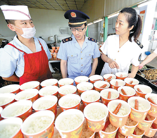 Los oficiales de seguridad alimentaria comprueban la calidad y la higiene en un comedor escolar. También hanrevisado los restaurantes ubicados en el distrito de Xiangshan, Huaibei. 