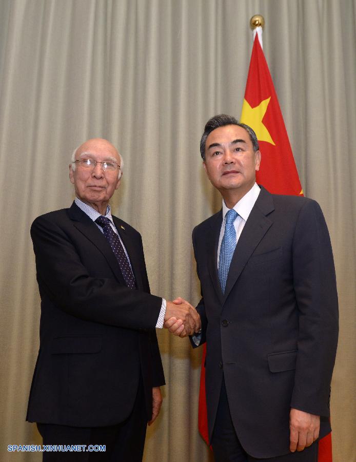 Canciller chino se reúne con máximo asesor de seguridad y asuntos exteriores paquistaní