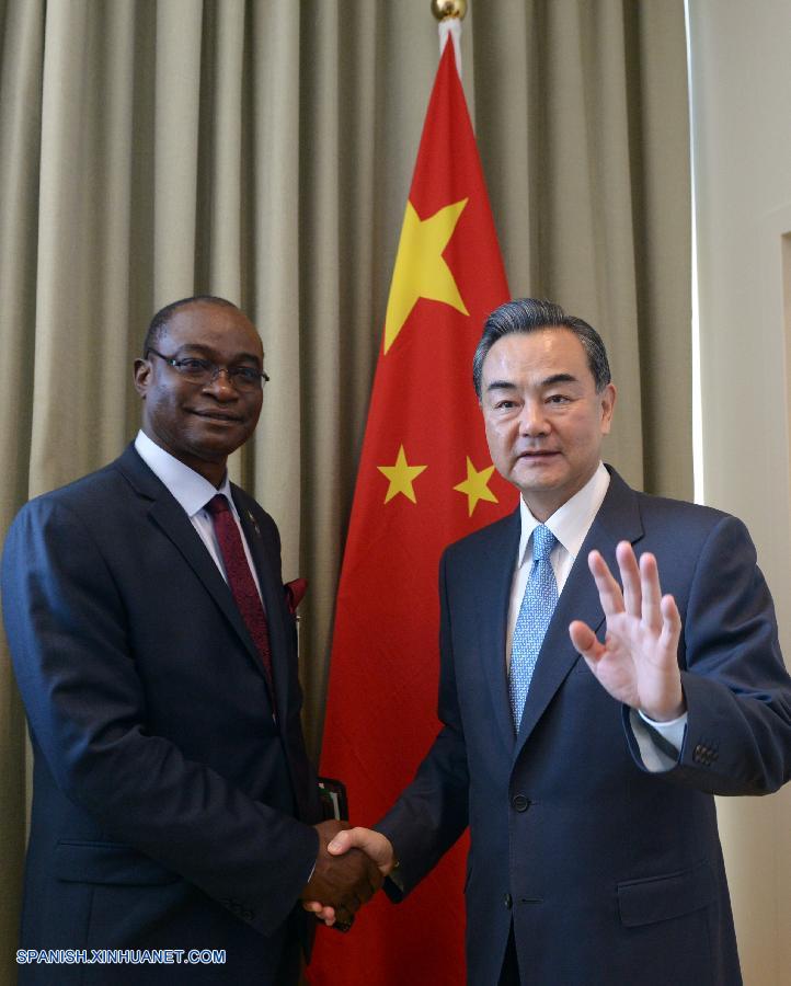 China se mantendrá junto a Sierra Leona en lucha contra la epidemia de ébola, según canciller chino