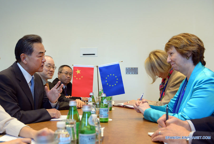Jefes de política exterior de China y UE dialogan sobre impulso de asociación estratégica