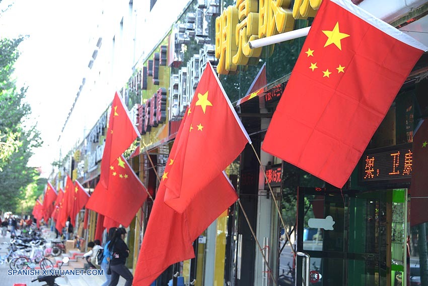 Campaña "una foto con la bandera nacional" se vuelve popular entre chinos