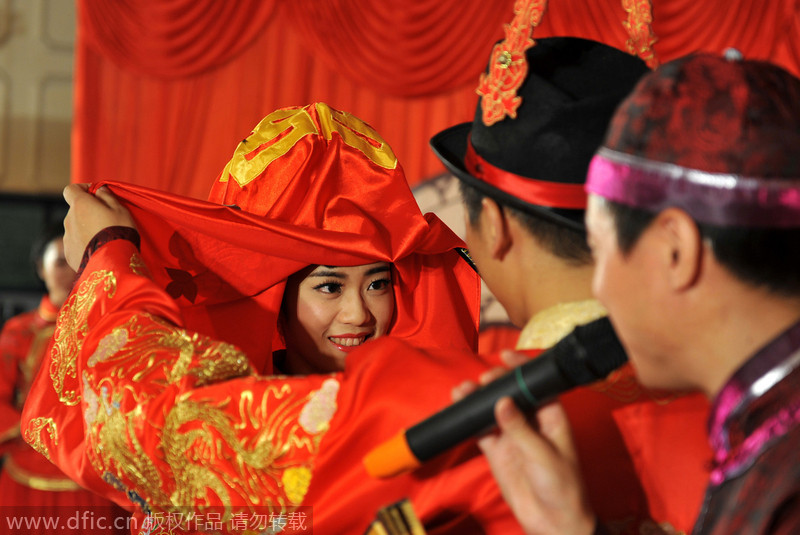 El novio descubre a la novia durante la ceremonia. [Foto/ IC] 