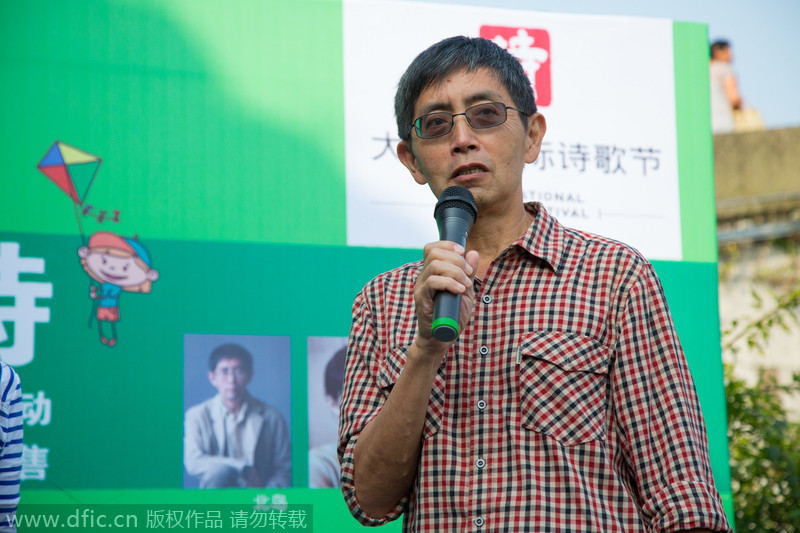 El escritor chino Bei Dao ofrece un recital de poesía en el puente Gongchen, sobre el Gran Canal de Hangzhou, en Zhejiang. Bei Dao, que ha sido propuesto en varias ocasiones para el Premio Nobel de Literatura, este año es uno de los candidatos más fuertes. [Foto/IC] 