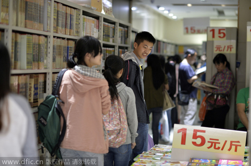 Los estudiantes se interesan en esta forma "agraria" de vender libros. Chongqing. [Foto/IC]