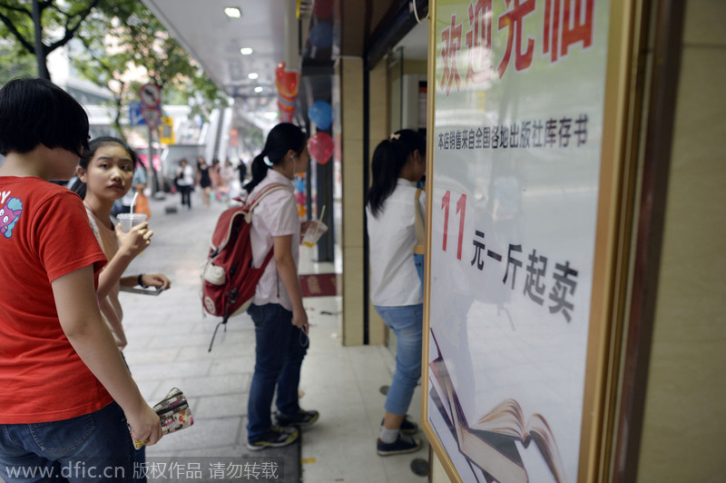 Una promocion de la venta de libros por kilogramo atrae a los transeúntes de Chongqing. [Foto/IC]