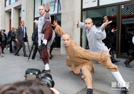 Londres, 10/10/2014(El Pueblo en Línea)- Los discípulos realizan una demostración de artes marciales durante el 3er Festival Cultural de Shaolin en Londres, Gran Bretaña. [Foto / Xinhua] 