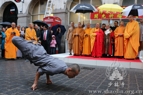 Un discípulo realiza demostraciones durante el 3er Festival Cultural de Shaolin en Londres, Gran Bretaña. [Foto / Xinhua] 