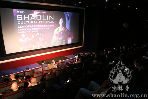 Durante el 3er Festival Cultural de Shaolin, el público disfruta un documental sobre el templo de Shaolin en un teatro de Londres, Gran Bretaña. [Foto / Xinhua]