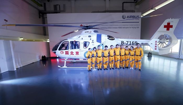 Médicos chinos posan frente al helicóptero EC135, después de la ceremonia oficial de traspaso en Donauwoerth, Alemania. El EC135 será la primera ambulancia aérea equipada de China. [Foto/Agencias] 