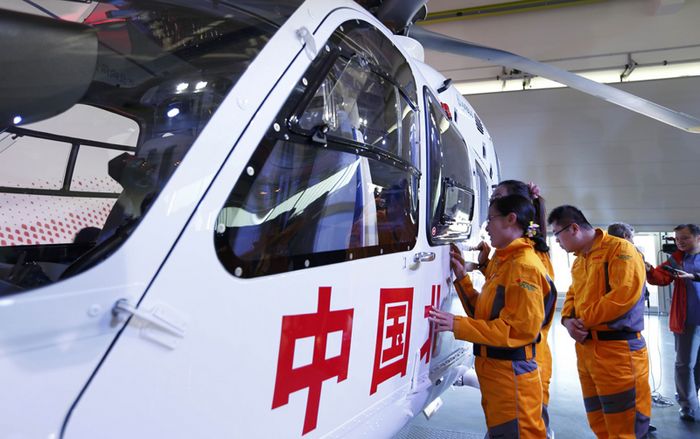 Personal médico chino inspecciona el helicóptero bimotor EC135, después de la ceremonia oficial de traspaso en Donauwoerth. Alemania. El EC135 es la primera ambulancia aérea equipada de China. [Foto/Agencias]
