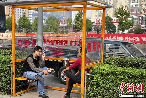 Establecen “cubículos para fumar” en Jinan 