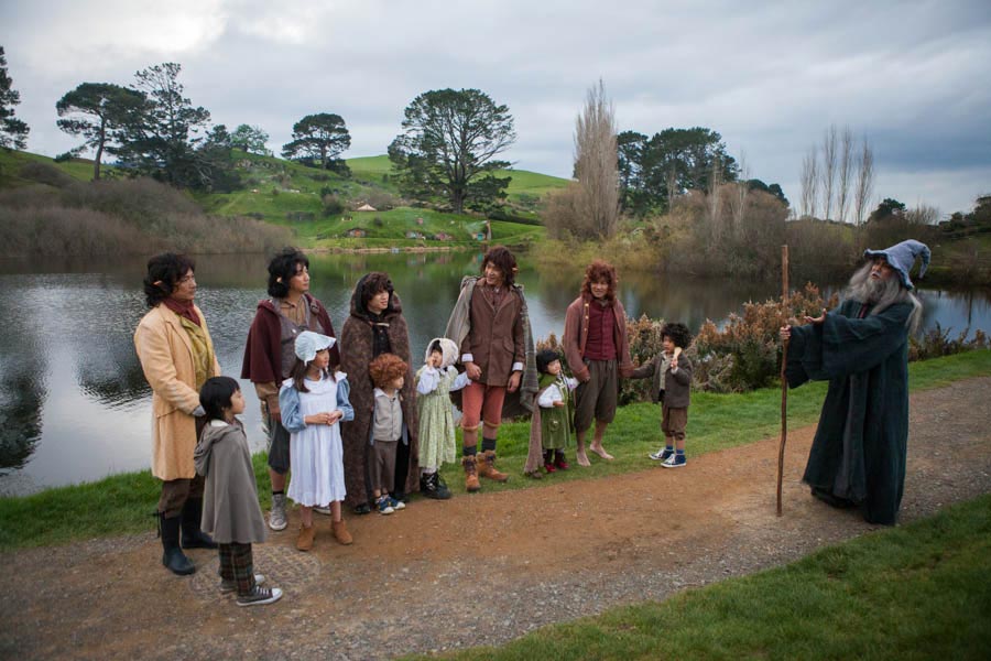 Padres e hijos visten los trajes de la películas El Hobbit.