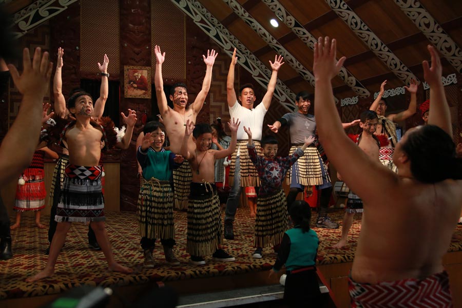 Padres e hijos junto a los maoríes bailan la Haka, una danza ancestral tradicional de los maoríes de Nueva Zelanda.